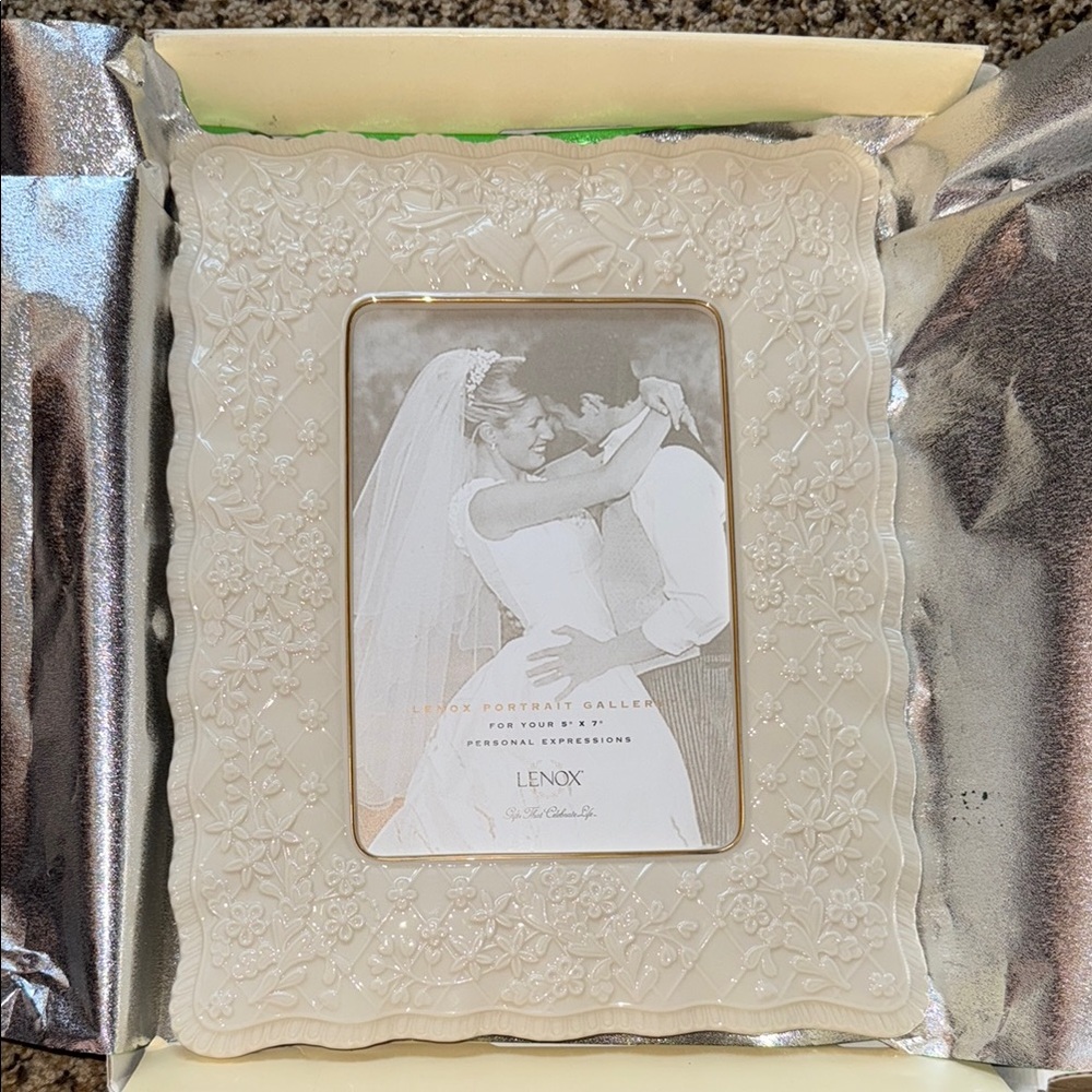 Lenox Ivory Floral Design Picture Frame(NWT, but please read description)